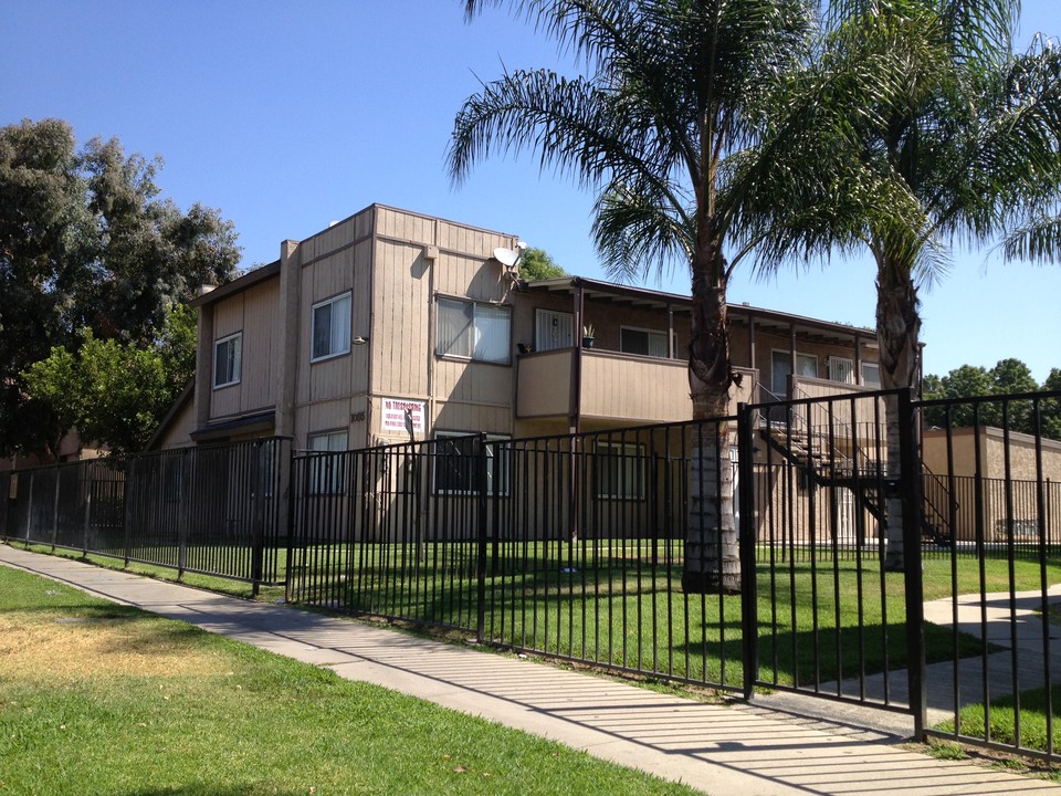 1095 North Lilac Ave in Rialto, CA - Building Photo