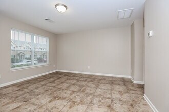 8055 Logan Dr in La Vergne, TN - Building Photo - Building Photo