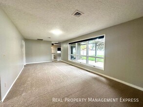 5 Bedroom 4 Bath Home Blending Luxury and in Sioux Falls, SD - Building Photo - Building Photo