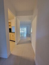 1670 NE 191st St in Miami, FL - Foto de edificio - Building Photo