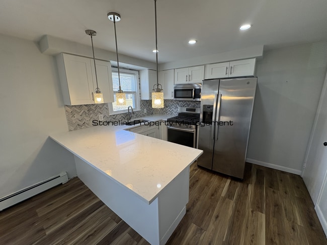 321 Budlong Rd in Cranston, RI - Building Photo - Building Photo