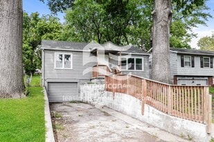 1908 S Broadway St in Leavenworth, KS - Building Photo