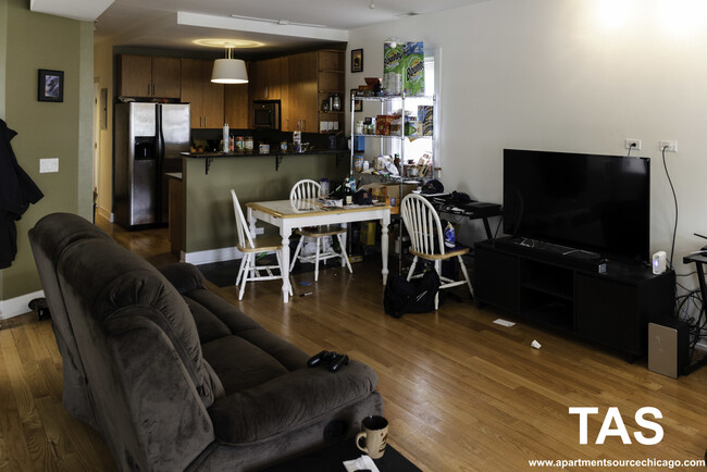 3023 N Oakley Ave, Unit 2 in Chicago, IL - Foto de edificio - Building Photo