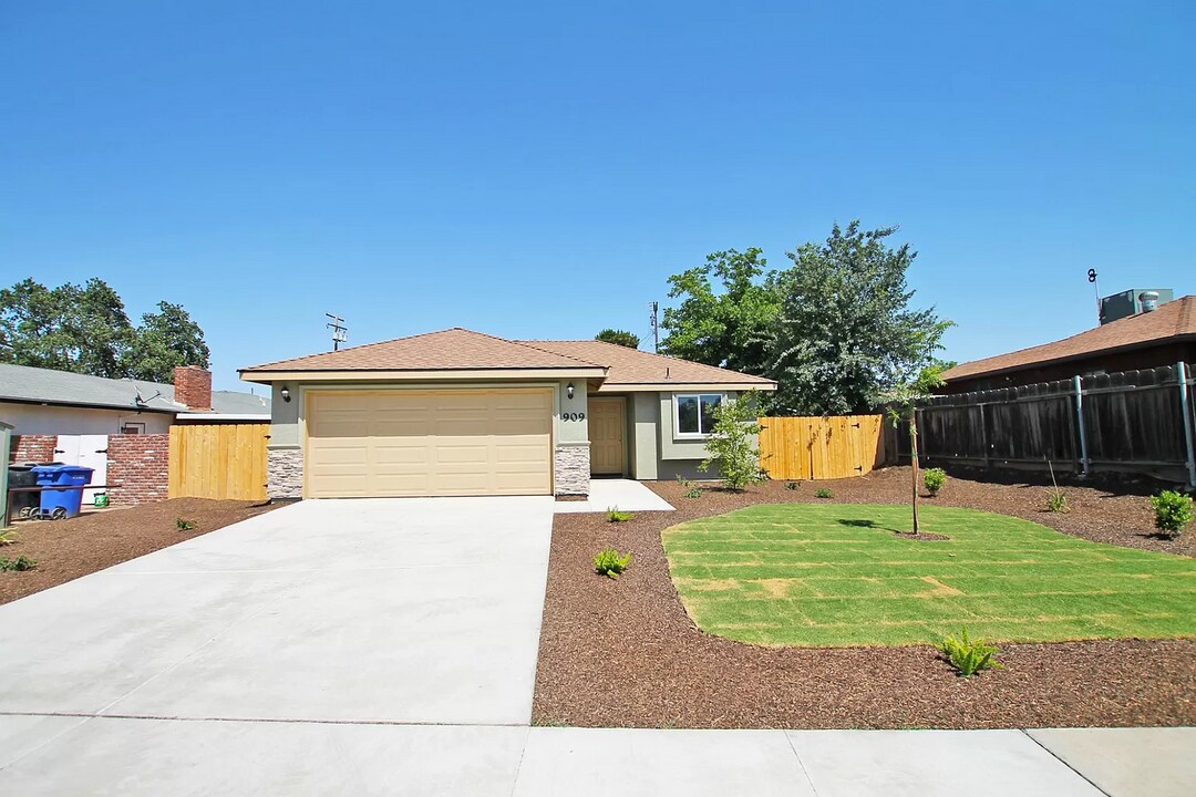 909 Gladys Way in Hanford, CA - Building Photo