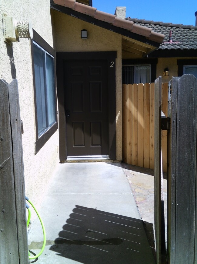 404 W Barton Ave in Lompoc, CA - Building Photo - Building Photo