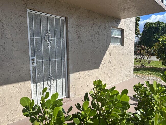 729 Lori Dr in Palm Springs, FL - Building Photo - Building Photo