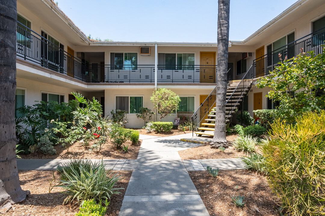 Garvey Apartments in Baldwin Park, CA - Foto de edificio