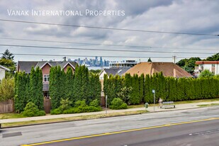 422 E 3rd St in North Vancouver, BC - Building Photo