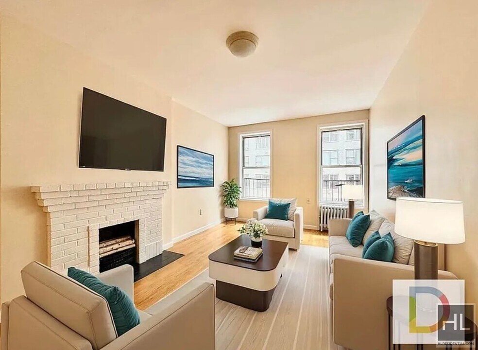 52 W 56th St in New York, NY - Building Photo