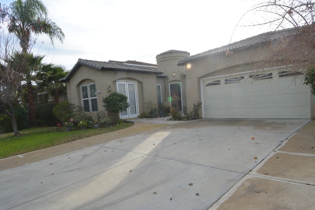 5617 Via Cervano in Bakersfield, CA - Foto de edificio - Building Photo