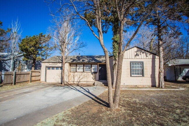 2408 32nd St in Lubbock, TX - Building Photo - Building Photo