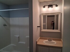 2807 W Slaughter Ln in Austin, TX - Building Photo - Building Photo