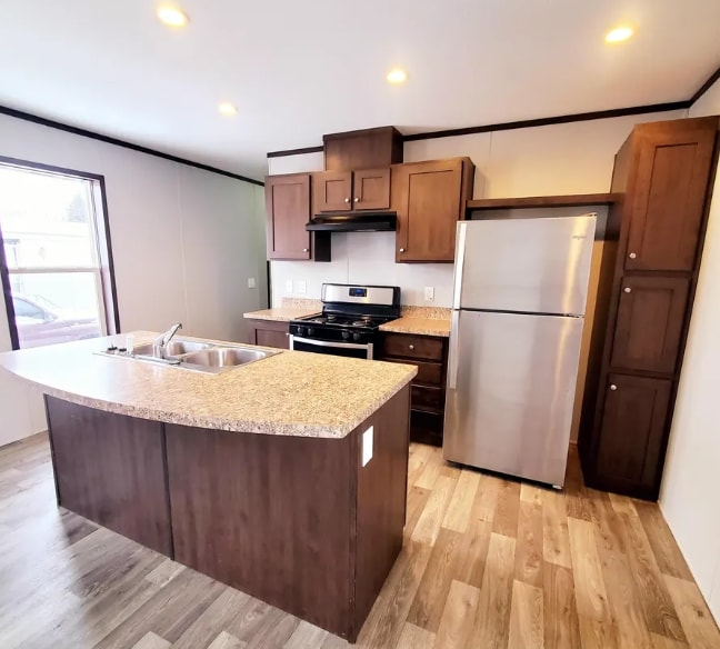 7028 Bayview Dr in Ira, MI - Foto de edificio - Building Photo