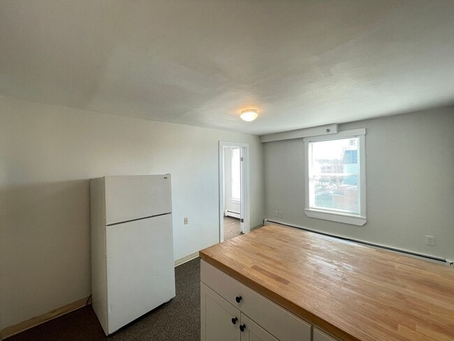 251 Pine St in Manchester, NH - Building Photo - Building Photo