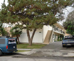 5737 Willowcrest Ave in North Hollywood, CA - Foto de edificio - Building Photo