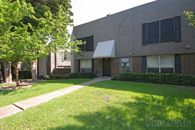 San Mateo Forest in Dallas, TX - Foto de edificio - Building Photo