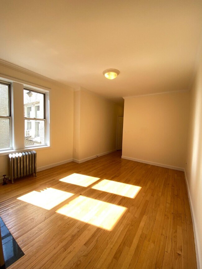 117 W 13th St, Unit 06 in New York, NY - Building Photo - Building Photo