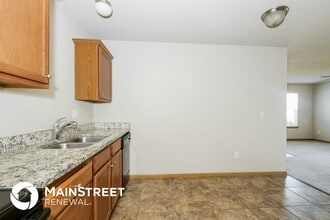 210 Palmer Ct in Pleasant Hill, MO - Foto de edificio - Building Photo