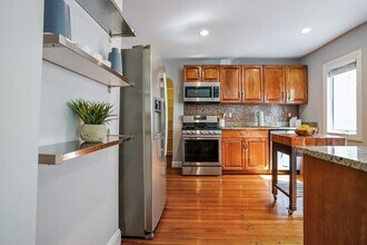 30 Victoria St, Unit 30 Victoria Apt 1 in Somerville, MA - Building Photo - Building Photo