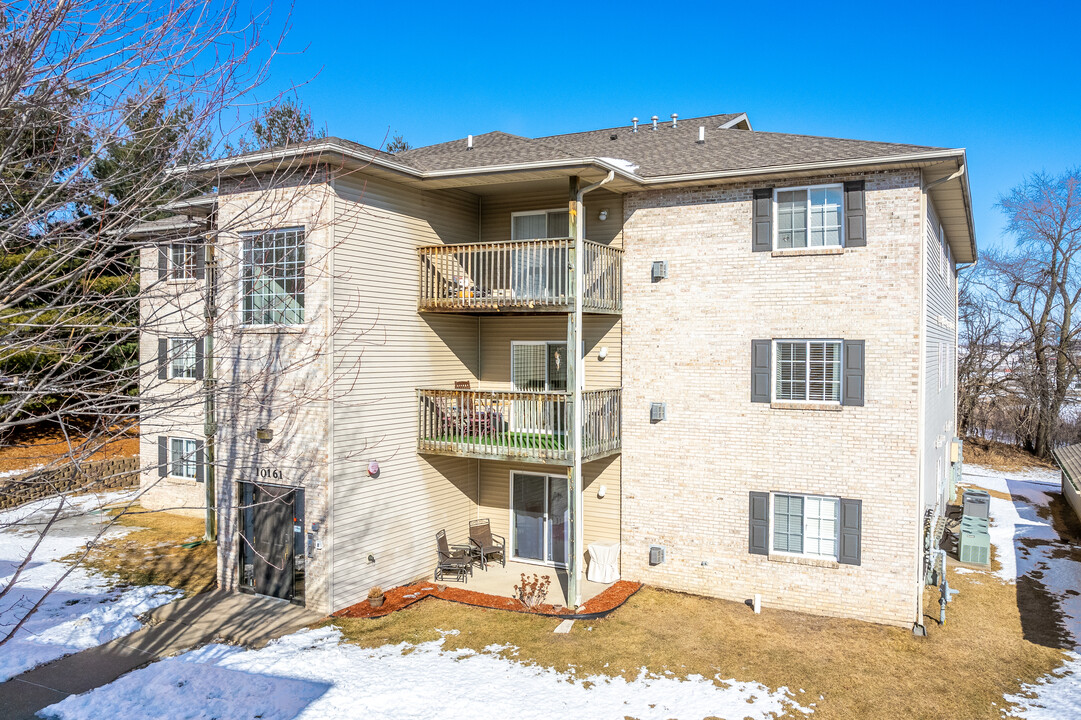 Foxdale Condominiums in Urbandale, IA - Building Photo