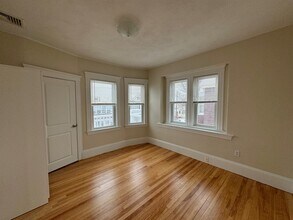 110 W Quincy St in Somerville, MA - Foto de edificio - Building Photo