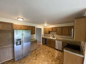 9715 NE Juanita Dr in Kirkland, WA - Building Photo - Building Photo