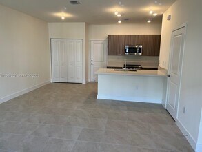 4622 NW 83rd Path in Doral, FL - Building Photo - Building Photo