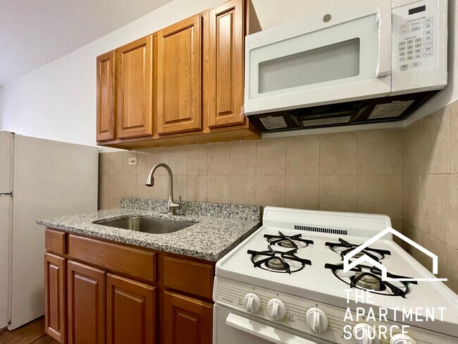 2712 N Milwaukee Ave, Unit 307 in Chicago, IL - Foto de edificio - Building Photo