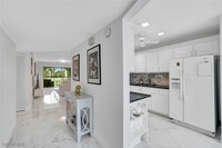 1055 Forest Lakes Dr in Naples, FL - Foto de edificio - Building Photo