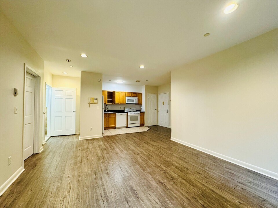 118-82 Metropolitan Ave in Queens, NY - Building Photo