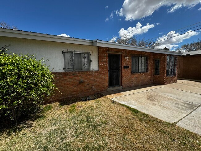 908 Faye Pl NE in Albuquerque, NM - Building Photo - Building Photo