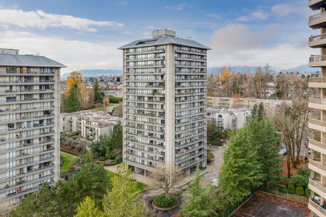 Brentlawn Towers in Burnaby, BC - Building Photo - Building Photo
