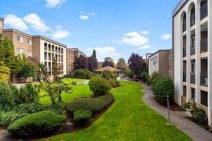 The Galleria in Seattle, WA - Building Photo