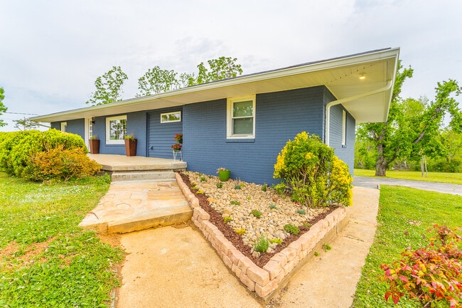 8011 Shallowford Rd in Chattanooga, TN - Building Photo - Building Photo