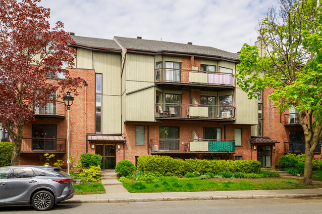 300 Caisse Rue in Verdun, QC - Building Photo - Building Photo