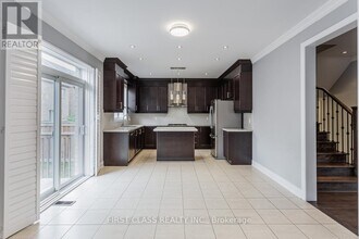 1123 Grainger Trail in Newmarket, ON - Building Photo - Building Photo