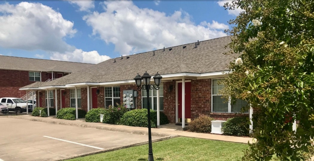 University Homes Apartments Building A in Commerce, TX - Foto de edificio