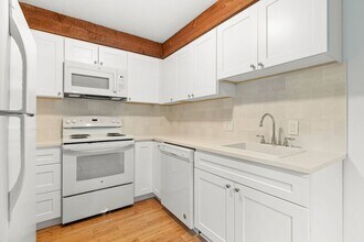 6780 SW Canyon Terrace in Portland, OR - Building Photo - Building Photo