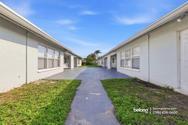 5700 NW 28th St in Miami, FL - Building Photo - Building Photo