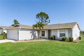3055 NW 3rd Pl in Cape Coral, FL - Foto de edificio - Building Photo