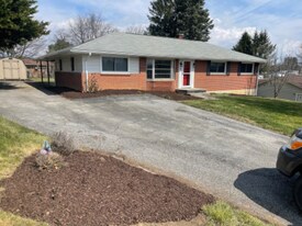 35 Crescent Dr NW in Christiansburg, VA - Building Photo