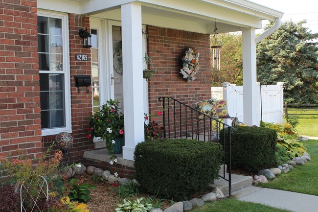 42169 Gladwin St in Northville, MI - Foto de edificio - Building Photo