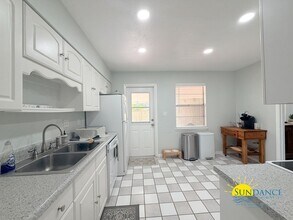 303 Sikes Cir NW in Fort Walton Beach, FL - Foto de edificio - Building Photo