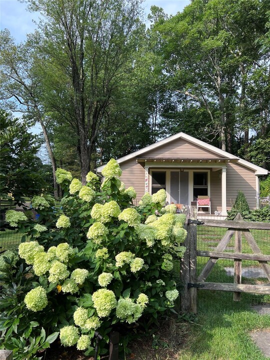 85 Frost Rd in Rhinebeck, NY - Building Photo