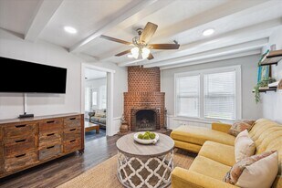 711 S Tesch St in Bellville, TX - Building Photo