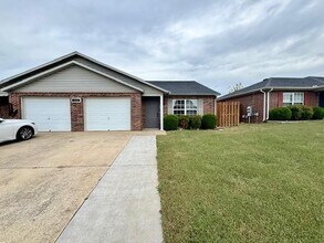 3500 SW Landau Ct in Bentonville, AR - Foto de edificio - Building Photo