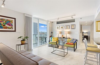 2457 Collins Ave in Miami Beach, FL - Foto de edificio - Building Photo