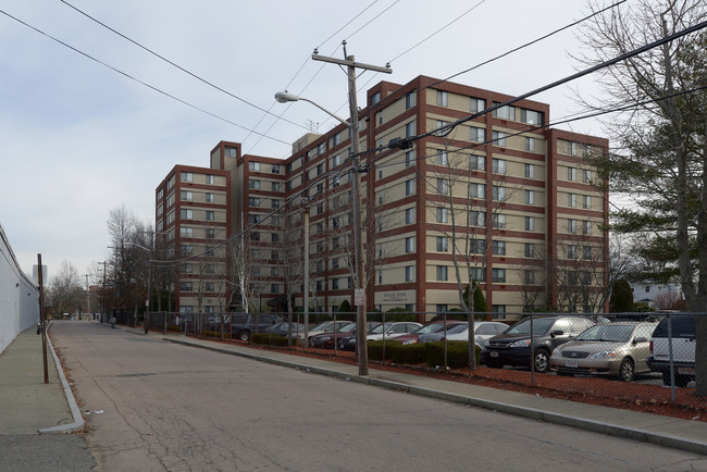 Douglas House in Brockton, MA - Foto de edificio - Building Photo