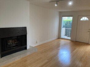 4660 Coldwater Canyon Ave, Unit 10 in Studio City, CA - Building Photo - Building Photo