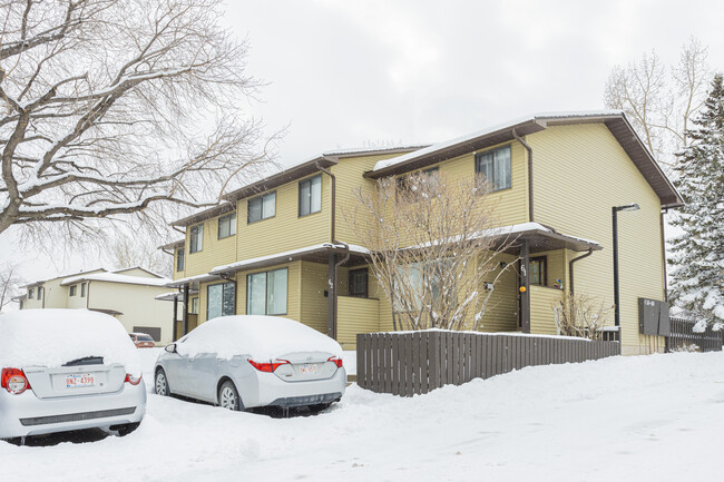 380 Bermuda Dr NW in Calgary, AB - Building Photo - Building Photo